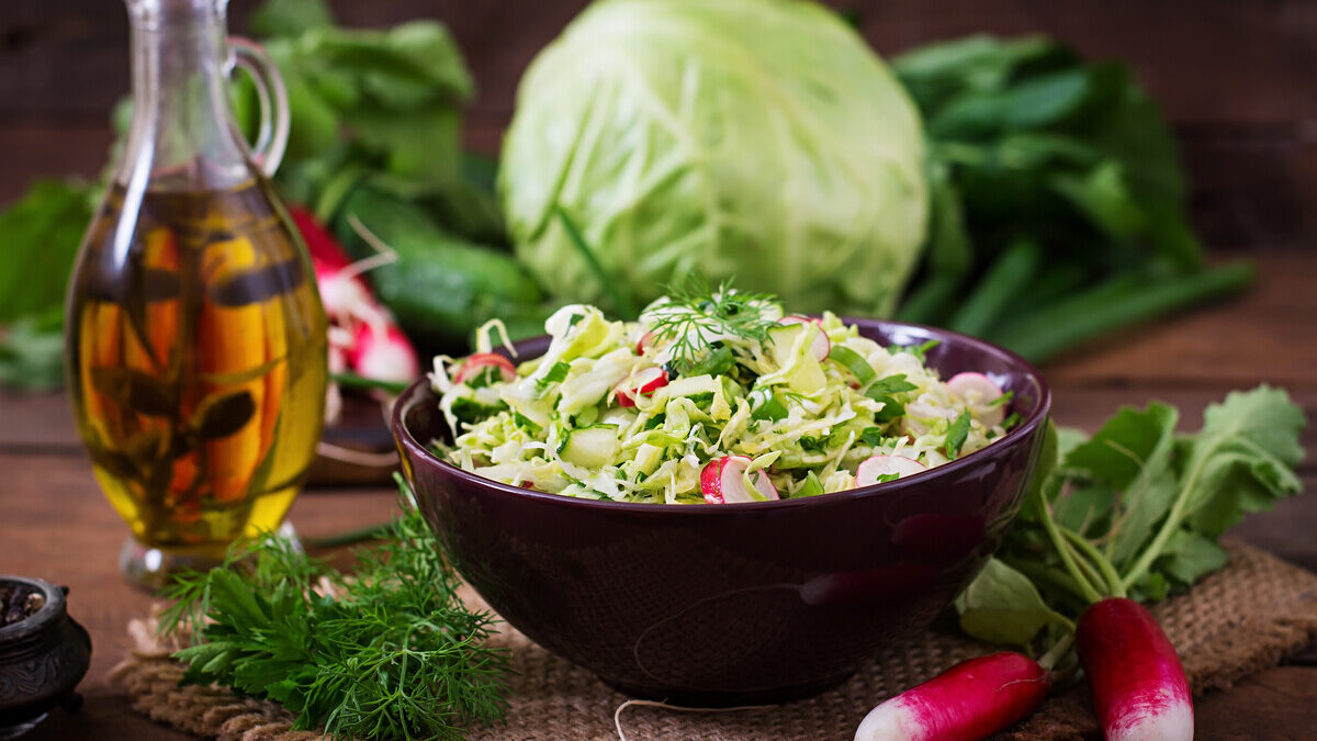 Лёгкие салаты: топ-3 идей с пошаговой инструкцией