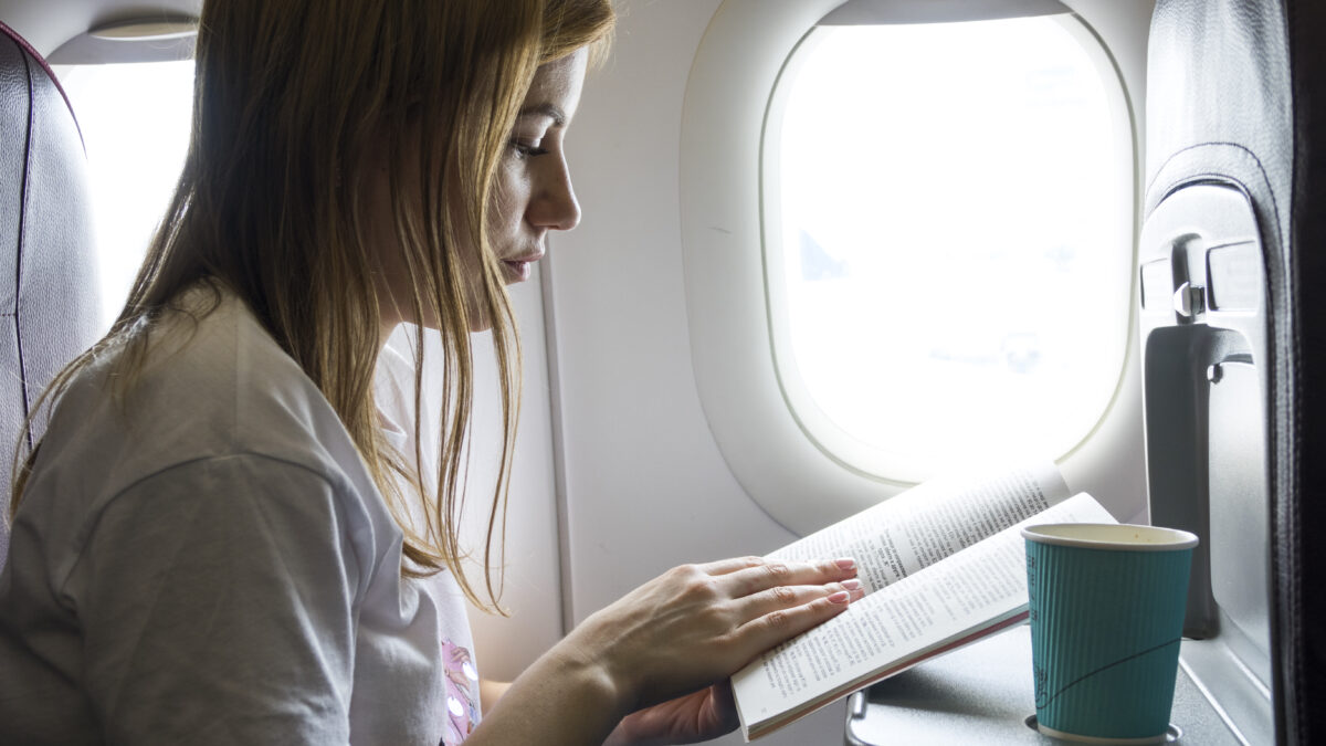 «Представляй страх в виде облака»: как побороть аэрофобию? Советы от психолога и бортпроводника