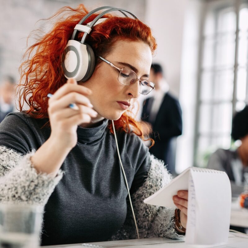 Даже в туалет с сериалами хожу: зачем нам фоновый шум?