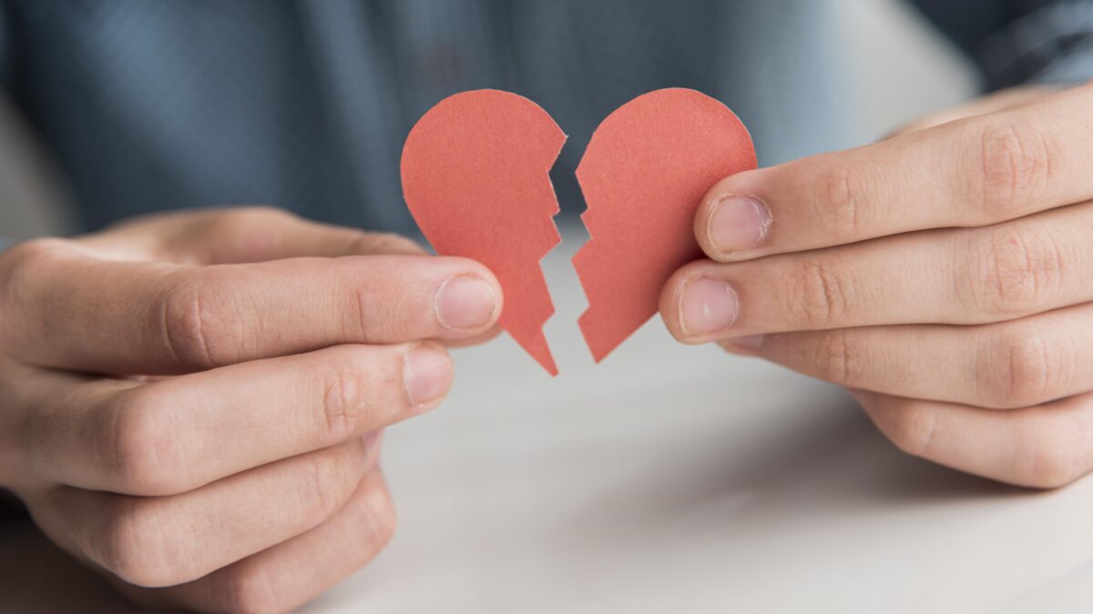 Как пережить измену и почему близкие люди предают: отвечает психолог