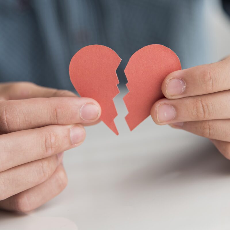 Как пережить измену и почему близкие люди предают: отвечает психолог