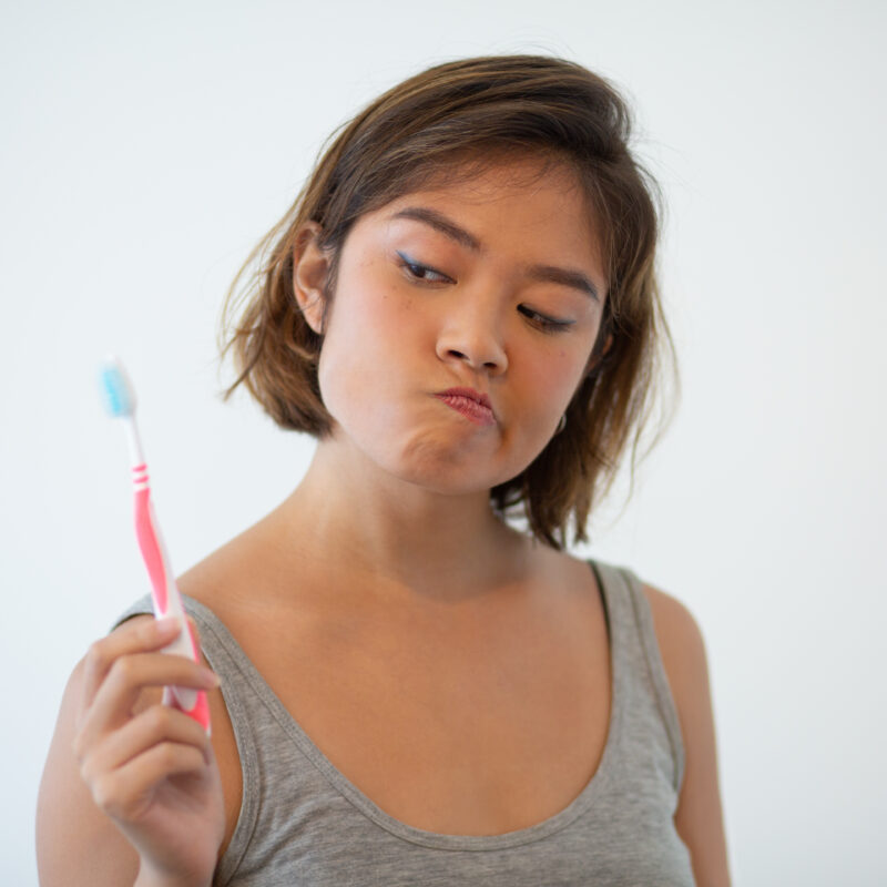 Неплотные или твёрдые щетинки: эти ошибки совершает каждый! Как выбрать зубную щётку? Инструкция