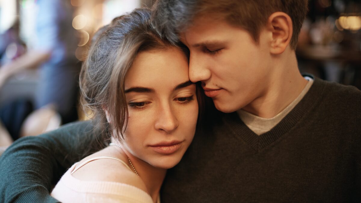 Быть сильной научилась, а плакать – нет: как выражать свои чувства?