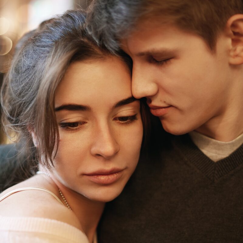 Быть сильной научилась, а плакать – нет: как выражать свои чувства?