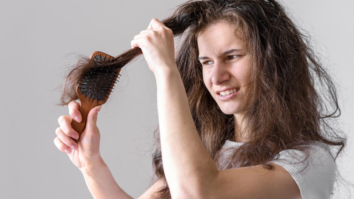 Всё испробовала, ничего не помогает! Рассказали, как ухаживать за пушистыми волосами – инструкция