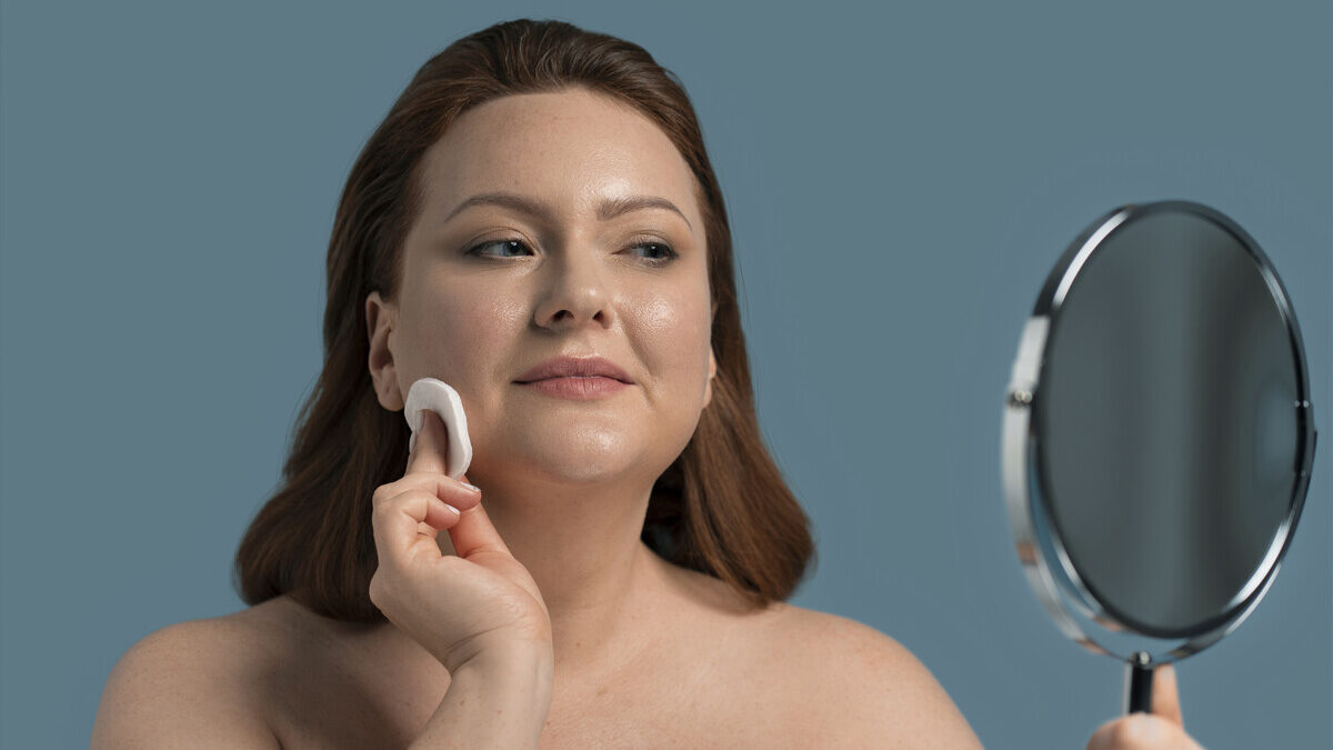 Жирнится кожа? Рассказали всё про себум: что это такое и как поддерживать баланс 