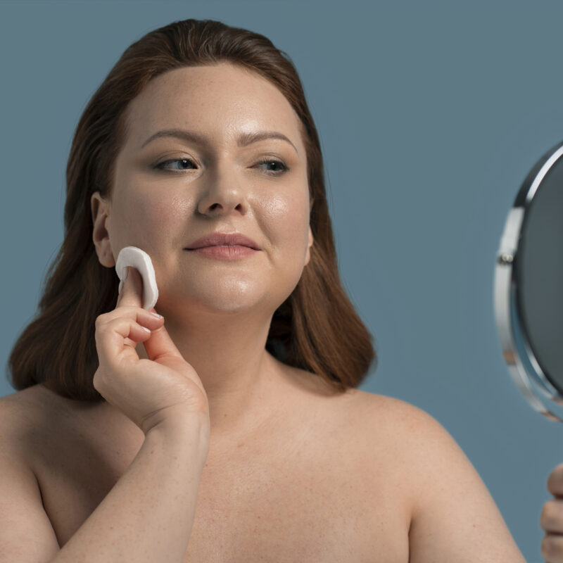 Жирнится кожа? Рассказали всё про себум: что это такое и как поддерживать баланс 