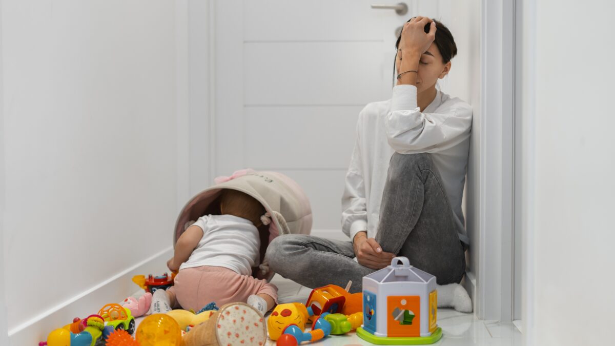 Психологическая помощь женщинам: кому звонить?