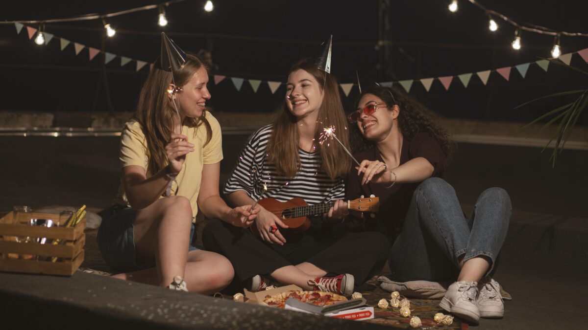 Как небанально провести вечер с друзьями: топ-15 идей для компаний