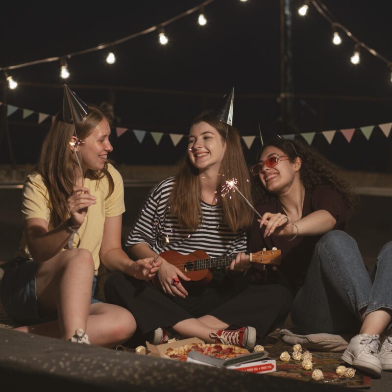 Как небанально провести вечер с друзьями: топ-15 идей для компаний