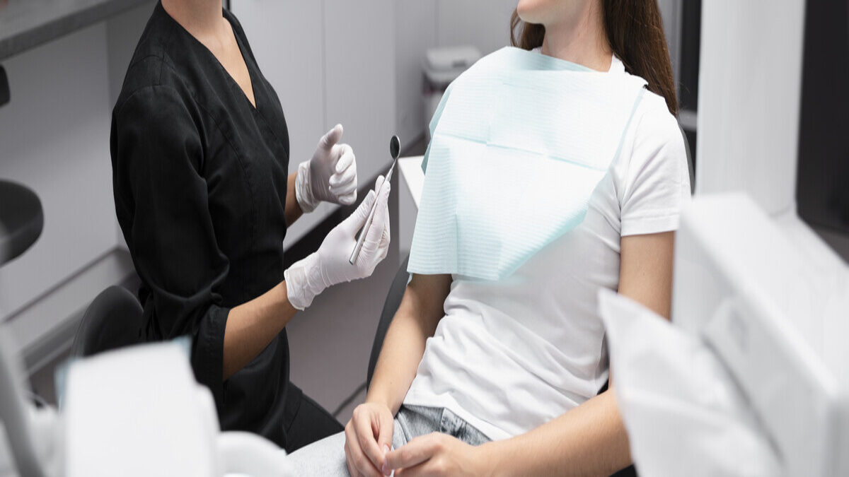 Какую щётку выбрать и нужна ли зубная нить? Стоматолог ответил на 10 популярных вопросов