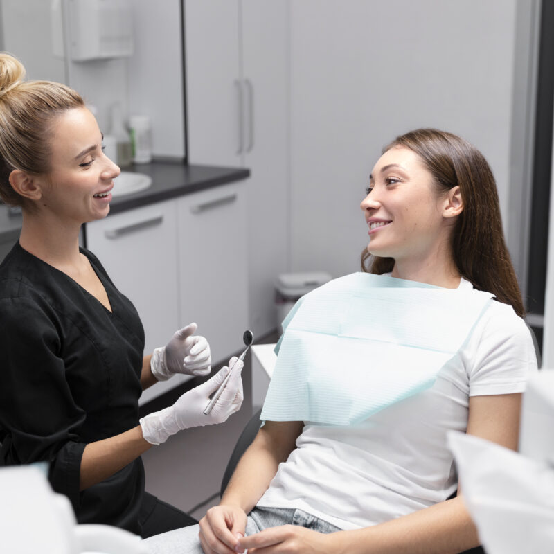 Какую щётку выбрать и нужна ли зубная нить? Стоматолог ответил на 10 популярных вопросов