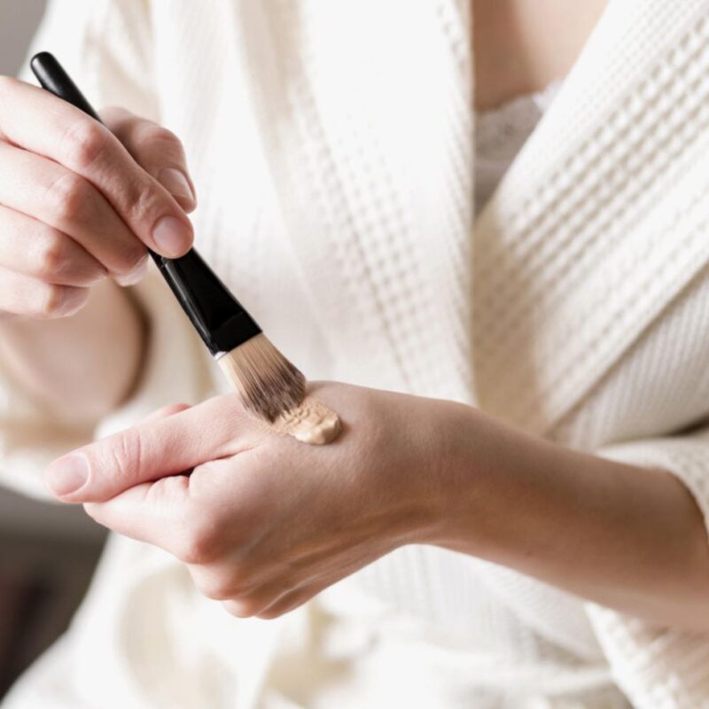 Спонжем, кистью или пальцами: чем наносить тональный крем? Подробная инструкция