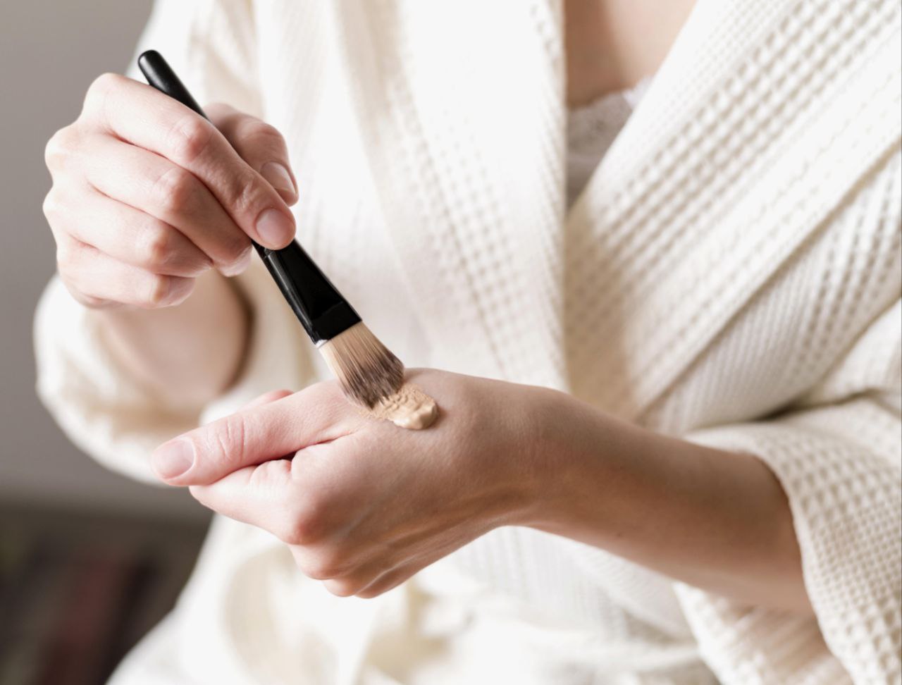 Спонжем, кистью или пальцами: чем наносить тональный крем? Подробная инструкция