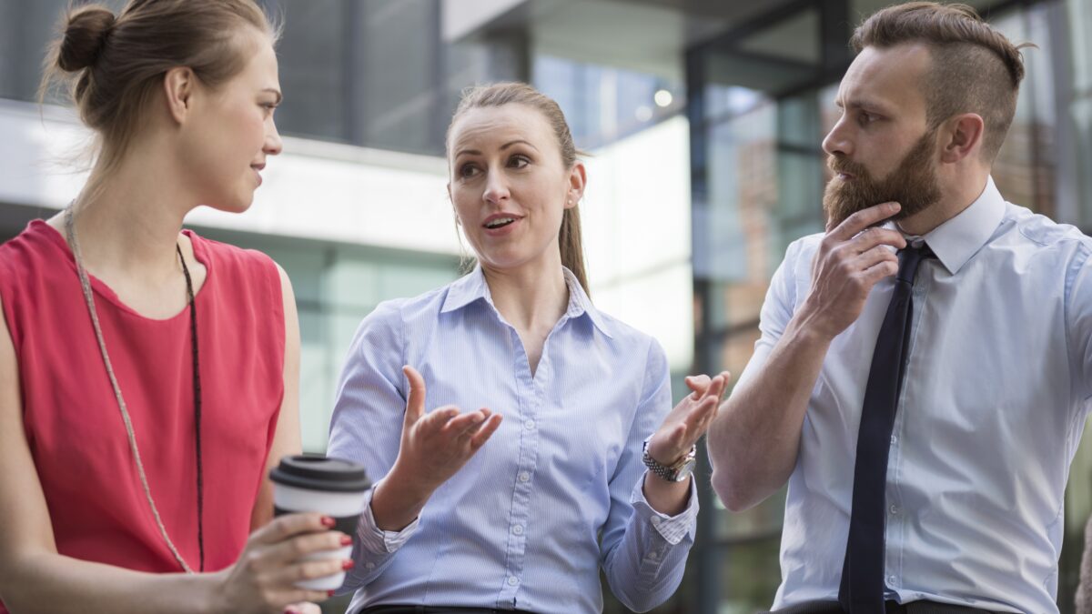 Будто нарочно игнорят: как не выпадать из общения в коллективе?