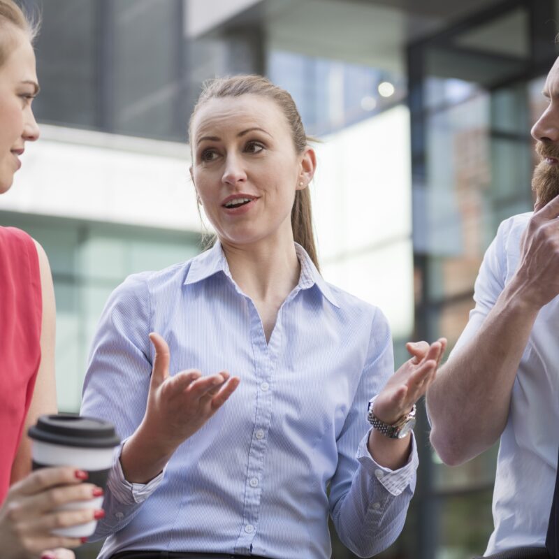 Будто нарочно игнорят: как не выпадать из общения в коллективе?