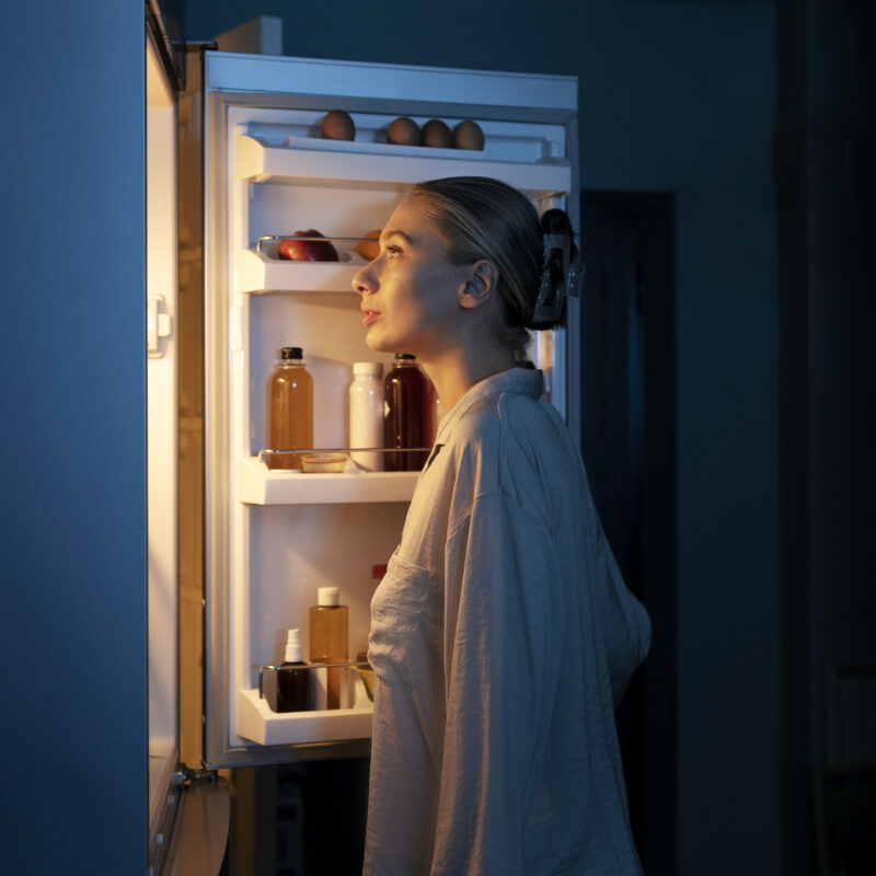 Запах в холодильнике: почему появляется и как от него избавиться за 6 шагов