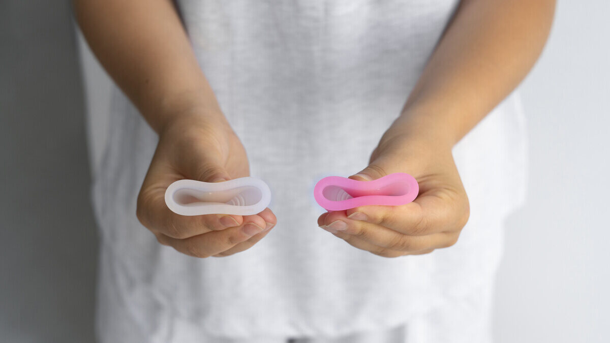 Тампоны или прокладки? Гинеколог рассказала, что выбрать