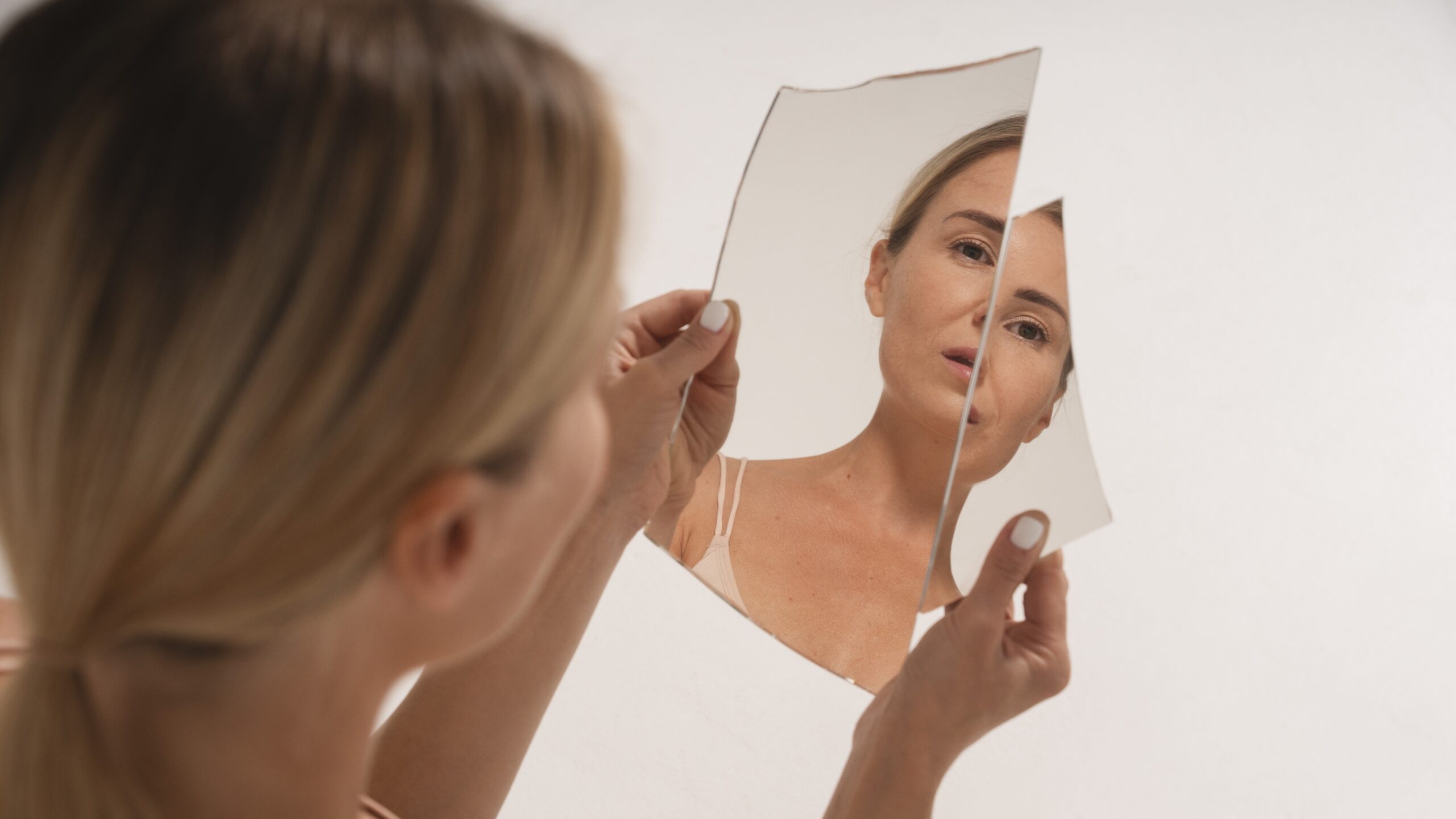 Почему мы начинаем бояться возраста раньше, чем замечаем первые морщинки