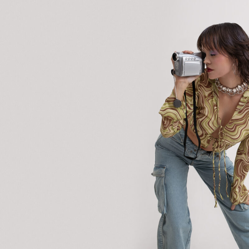 2000-е в глаз попали! Как носить скини-джинсы, кроп-топы и мини-юбки в 2026 году? 35 образов