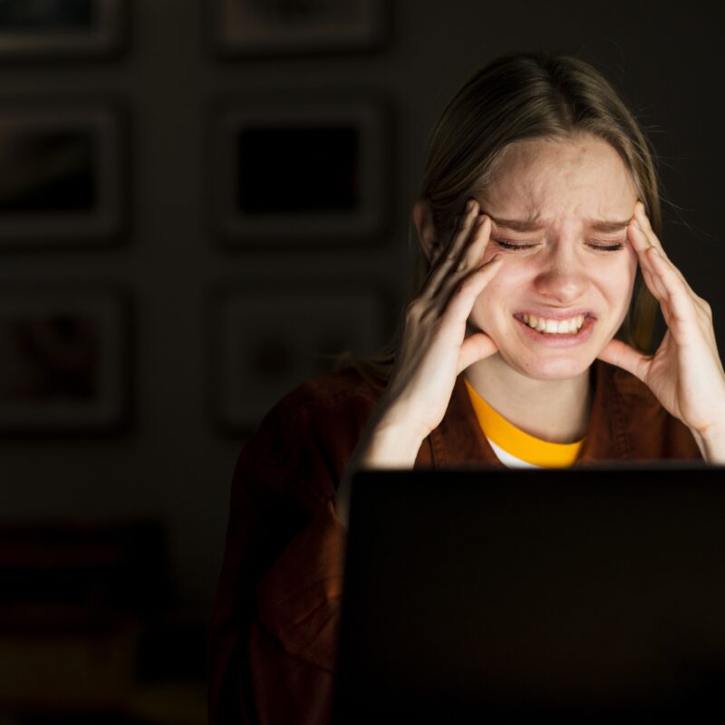 Сливают переписки и унижают: как справиться с травлей в Сети