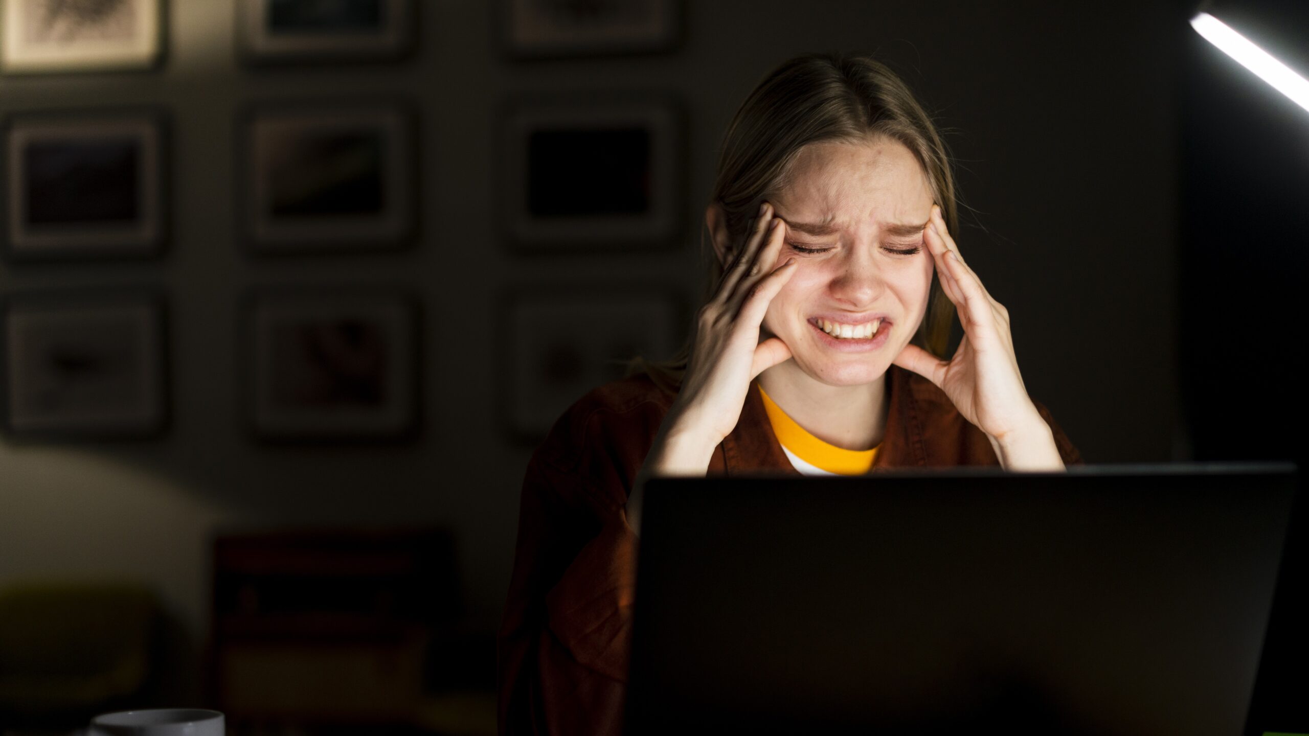 Сливают переписки и унижают: как справиться с травлей в Сети