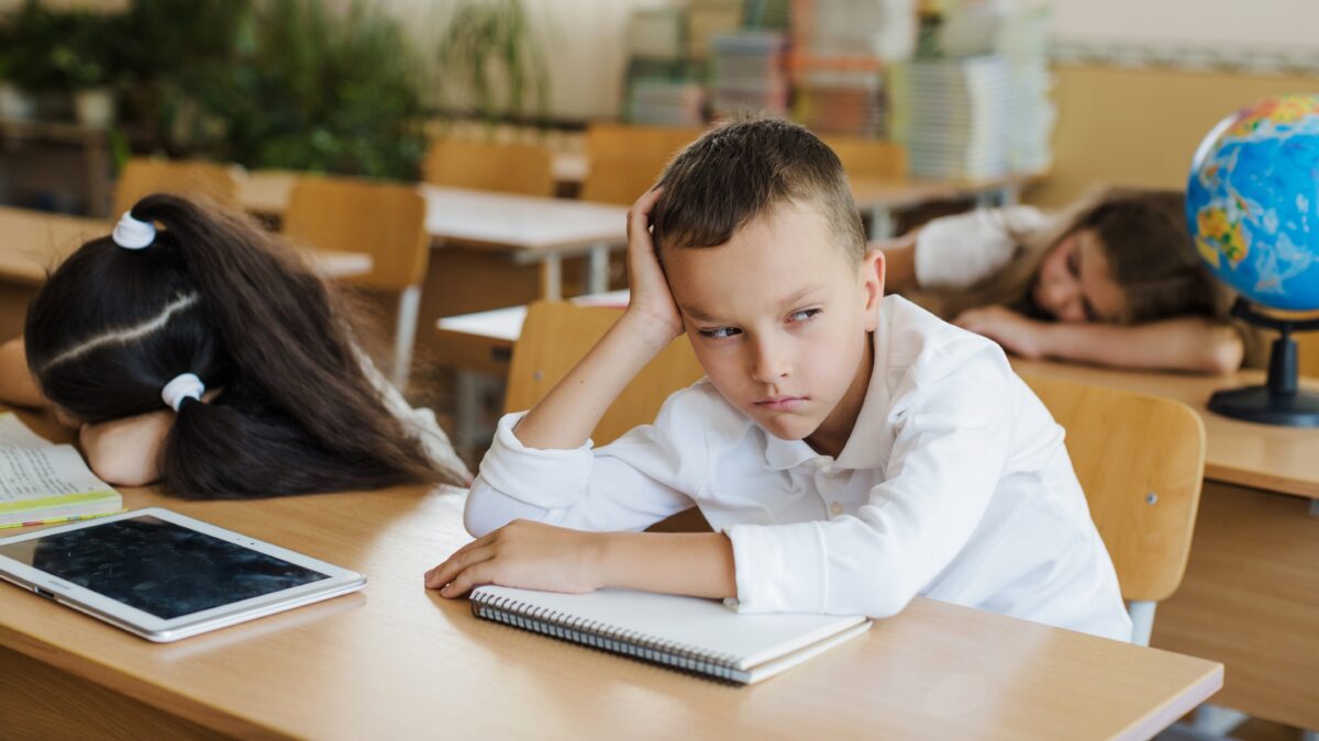 Ни в какую не хочет в школу: что делать, если учитель гнобит ребёнка?