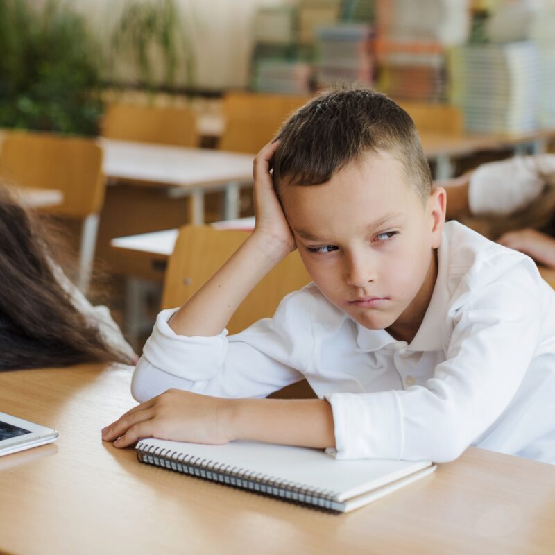Ни в какую не хочет в школу: что делать, если учитель гнобит ребёнка?