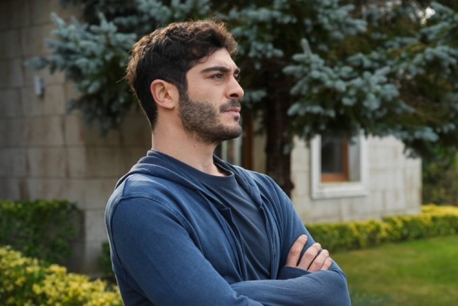 Кадр из сериала «Совершенно другой» (2023-2024).