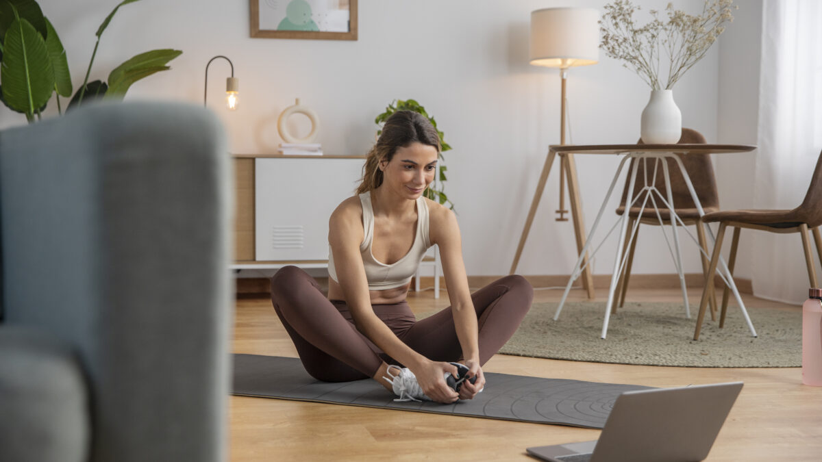 Вешалка для одежды за 50 тысяч: как организовать тренировки дома – топ-5 упражнений