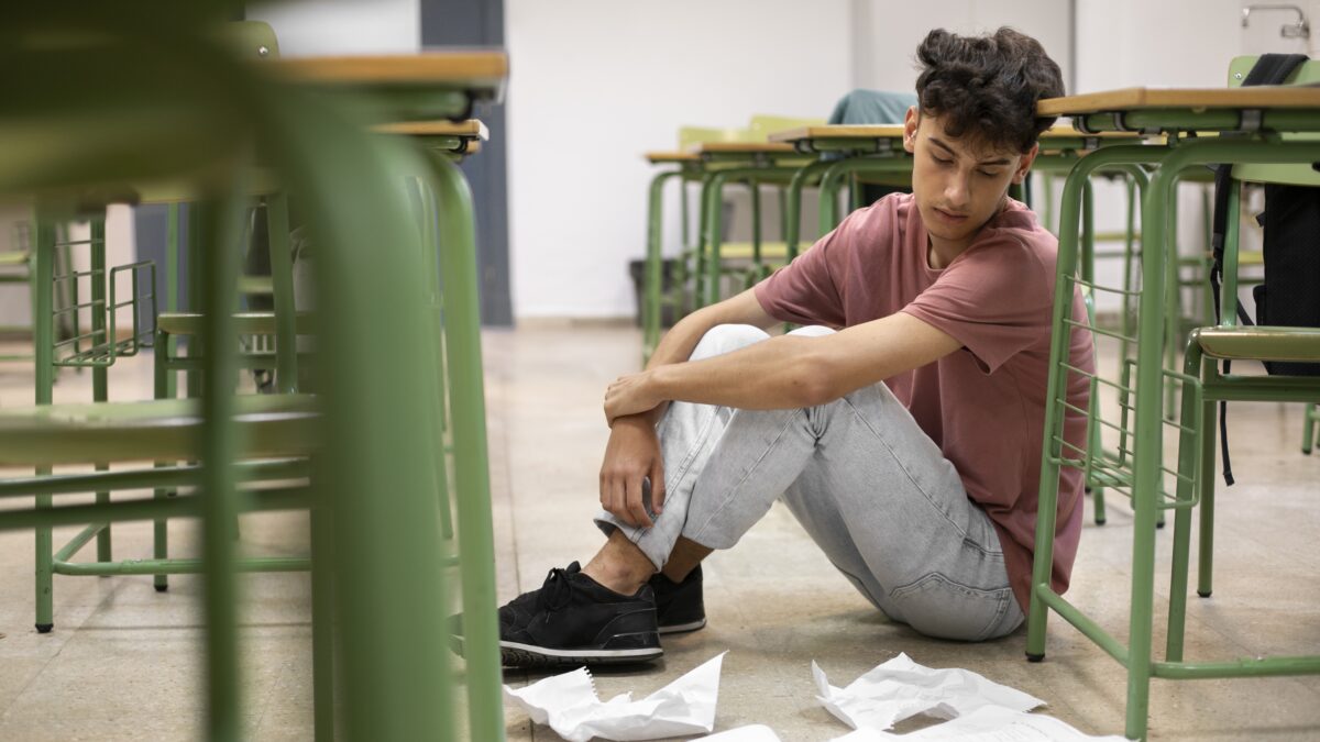 Буллинг в школе: за что учителя травят детей и как быть