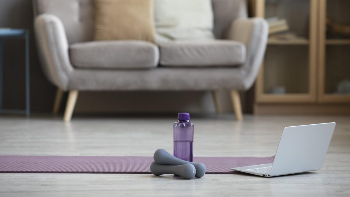 Спорт дома: какой инвентарь и упражнения нужны для тренировок