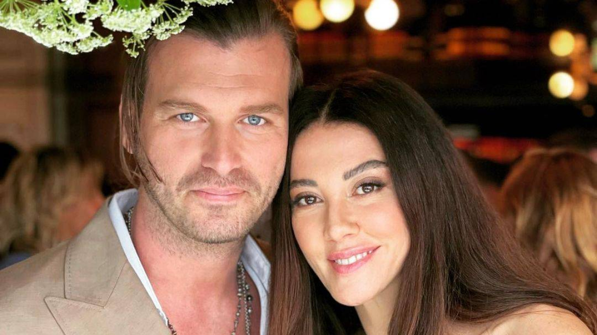 Кыванч Татлытуг с женой Башак Дизер. Фото: соцсети актёров.