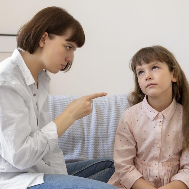 И младшего в сад отведёт, и лампочку поменяет: что такое синдром старшей дочери