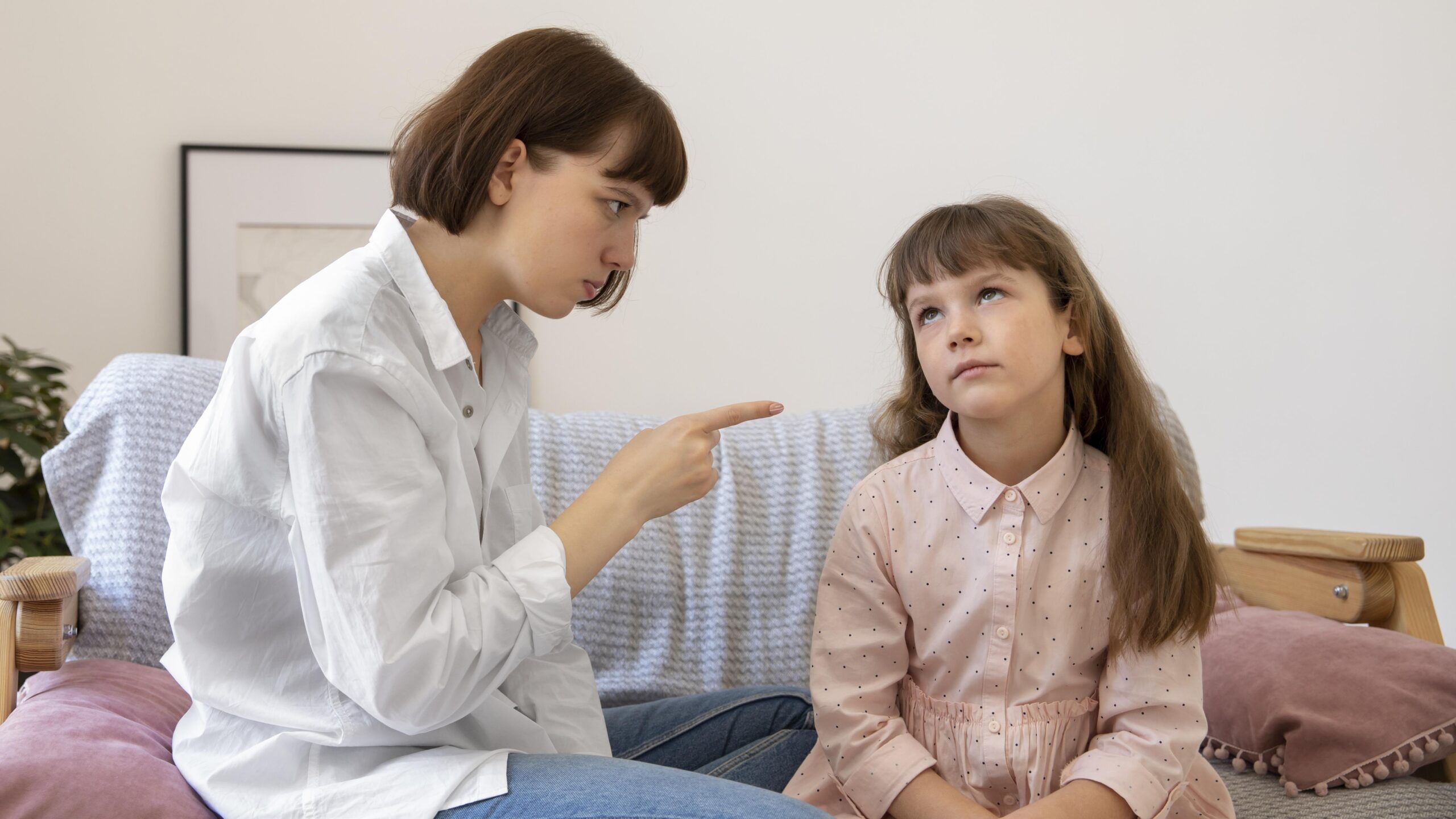 И младшего в сад отведёт, и лампочку поменяет: что такое синдром старшей дочери