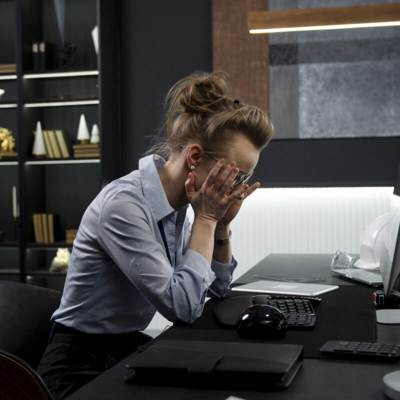 Опять сутулишься! Как и зачем заниматься спортом прямо на работе – топ-5 упражнений