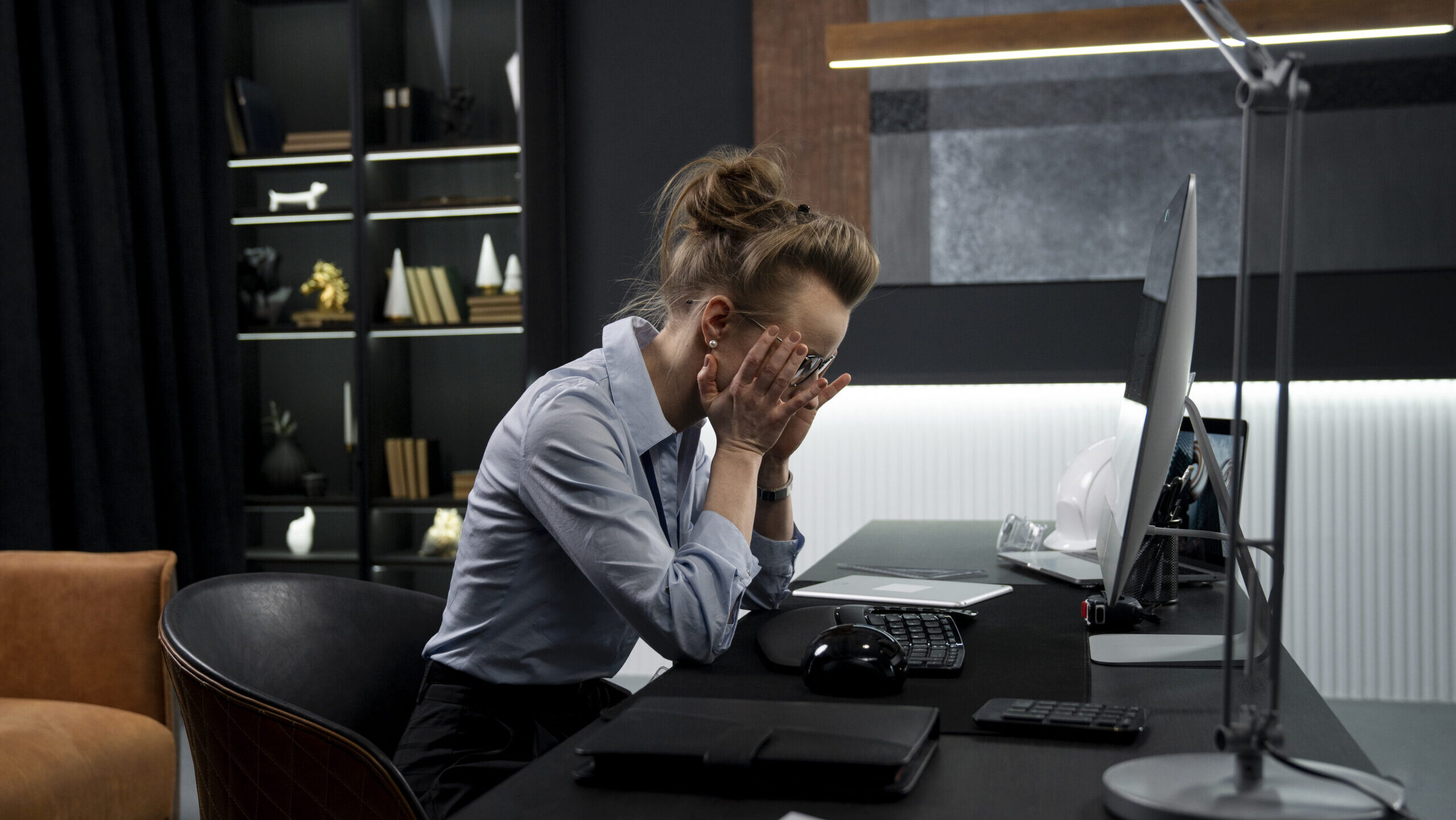 Опять сутулишься! Как и зачем заниматься спортом прямо на работе – топ-5 упражнений