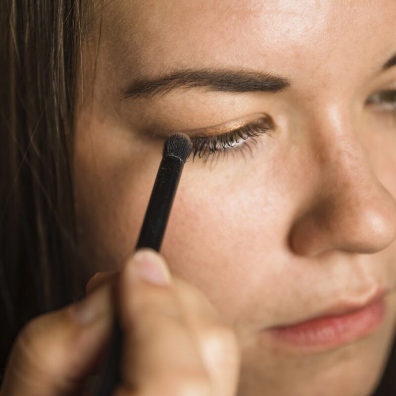 «Ну не приклеивать же их»: как накрасить нависшее веко в домашних условиях?