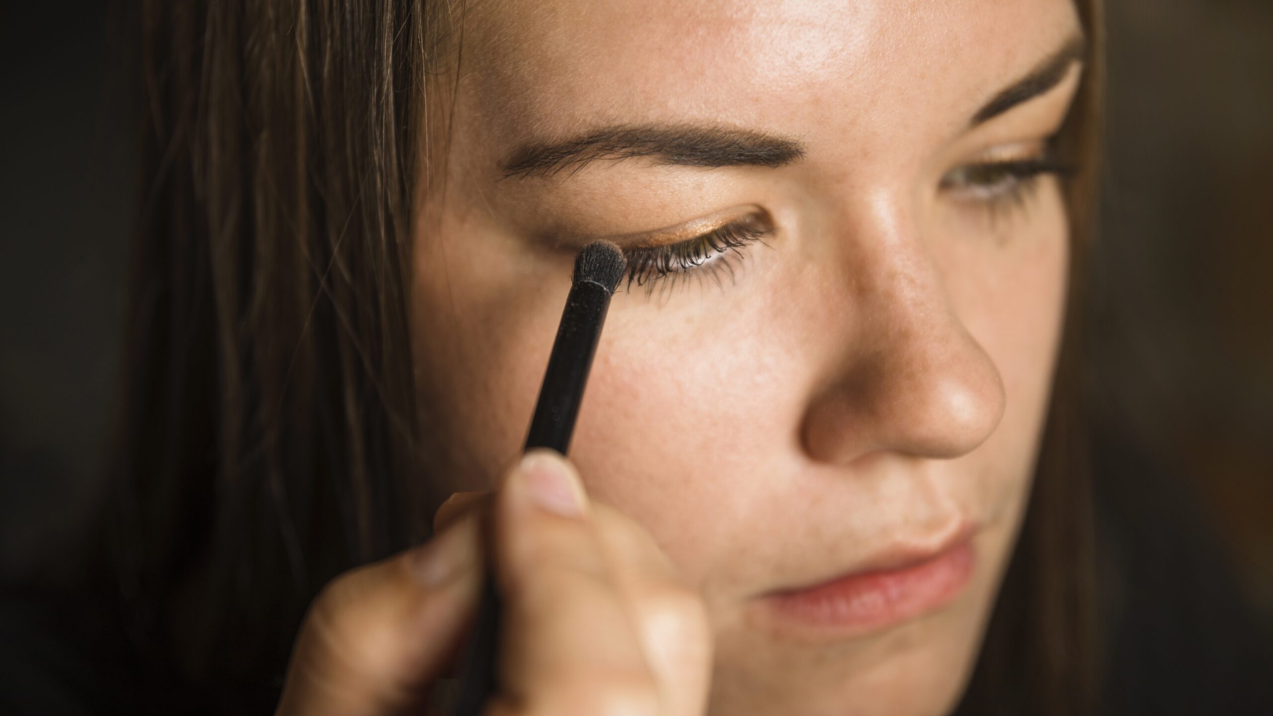 «Ну не приклеивать же их»: как накрасить нависшее веко в домашних условиях?