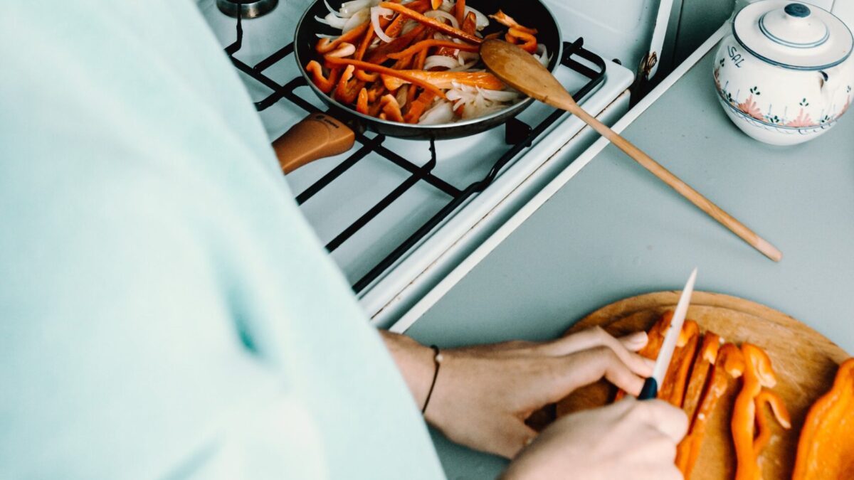 Целлюлит на ногах и растяжки: нужно лечить или принять