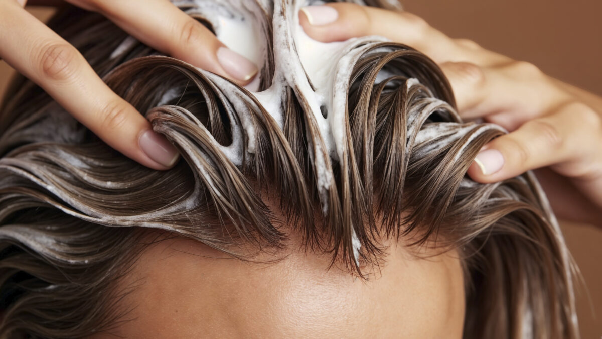 Маска для волос: зачем, виды, как выбрать и как наносить