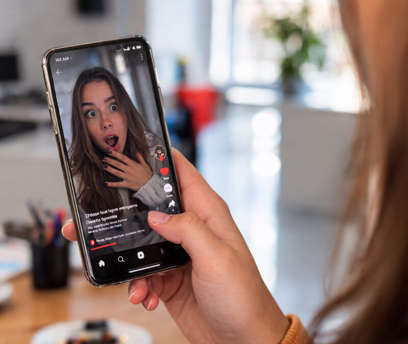 Драма за 90 секунд: почему вертикальные сериалы стали новым хитом стриминговых сервисов?  