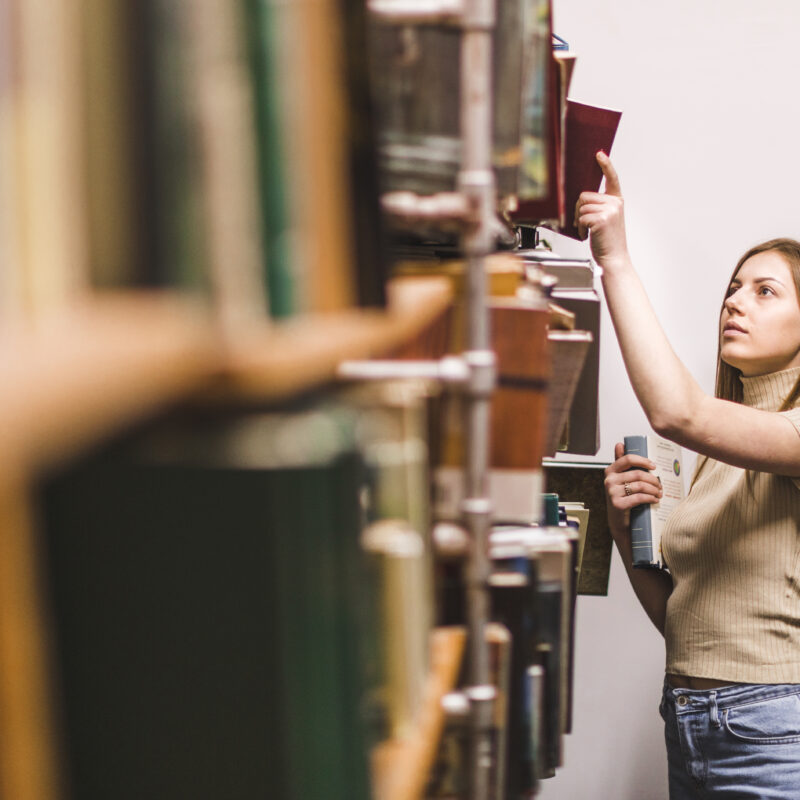 Расхламляем полки: топ-6 мест, куда можно сдать старые книги