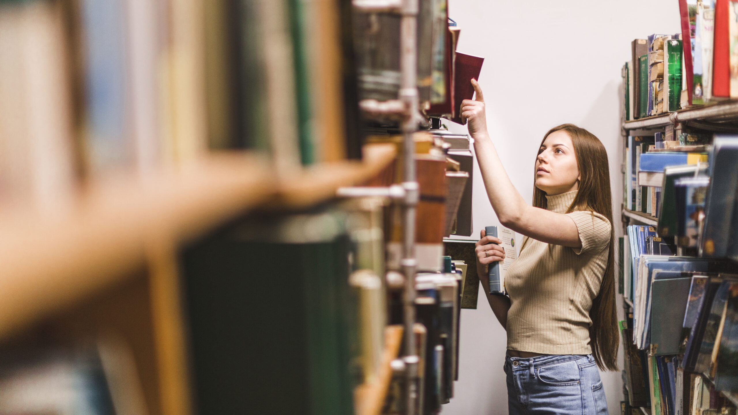 Расхламляем полки: топ-6 мест, куда можно сдать старые книги