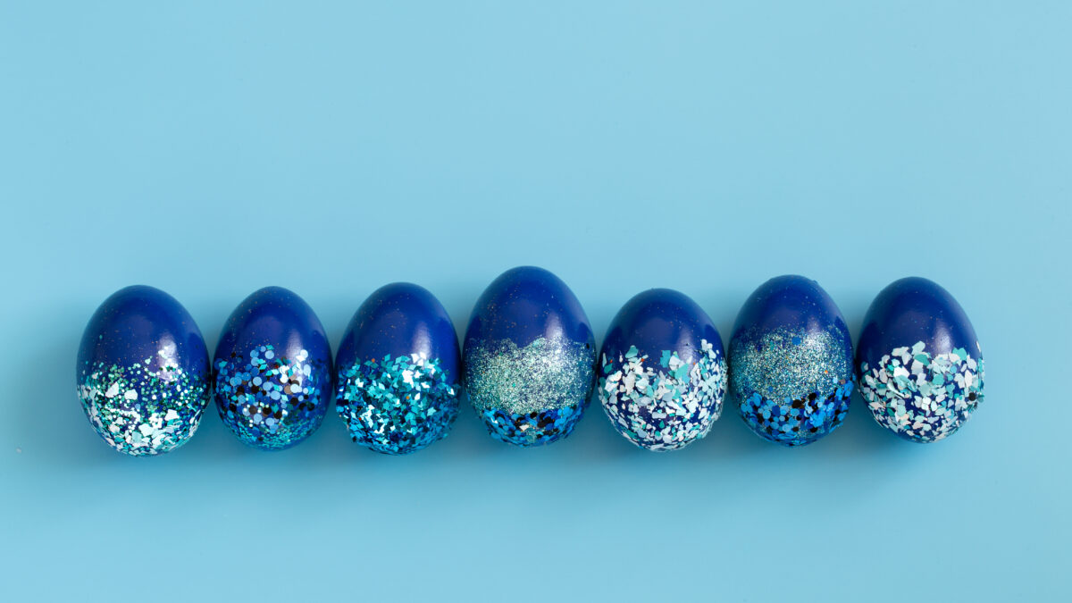 Не только луковая шелуха: 8 способов покрасить яйца на Пасху в необычные цвета