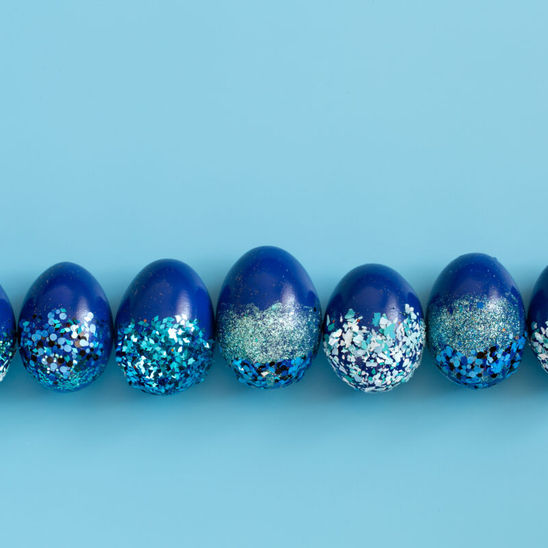 Не только луковая шелуха: 8 способов покрасить яйца на Пасху в необычные цвета