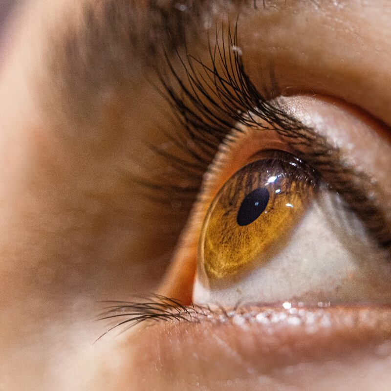 От сухости до слепоты: чем не стоит «украшать» глаза?