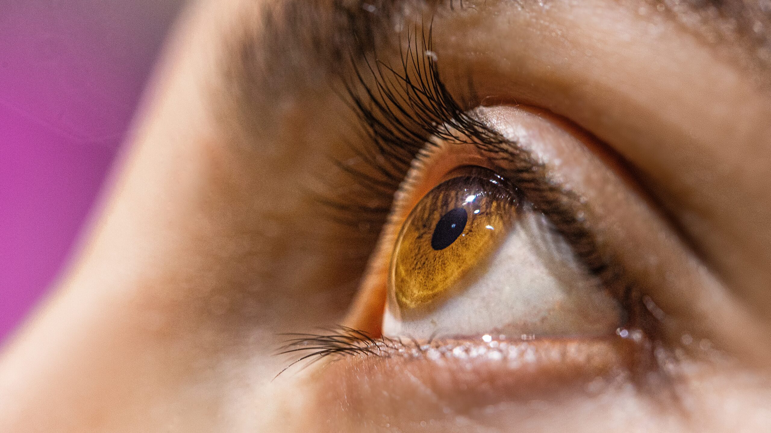 От сухости до слепоты: чем не стоит «украшать» глаза?