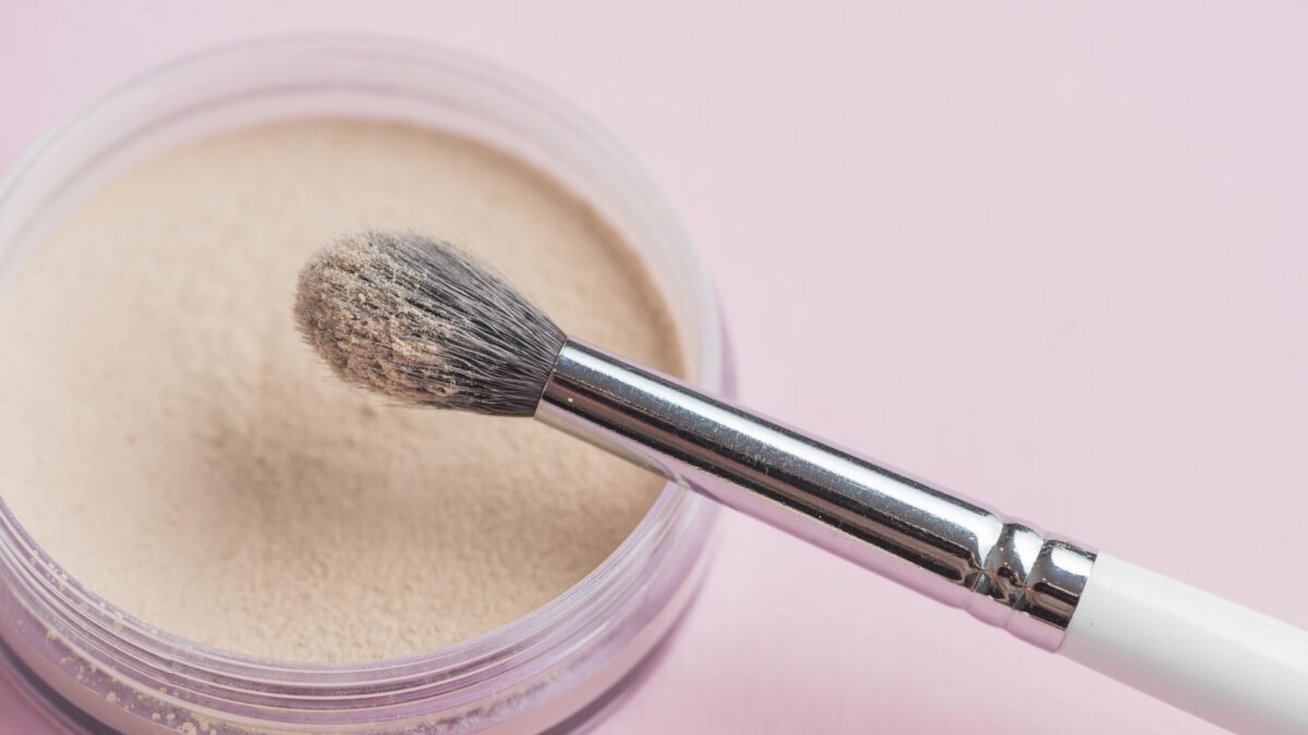 Как выбрать пудру и тональный крем, чтобы не превратиться в «блинчик» к обеду?