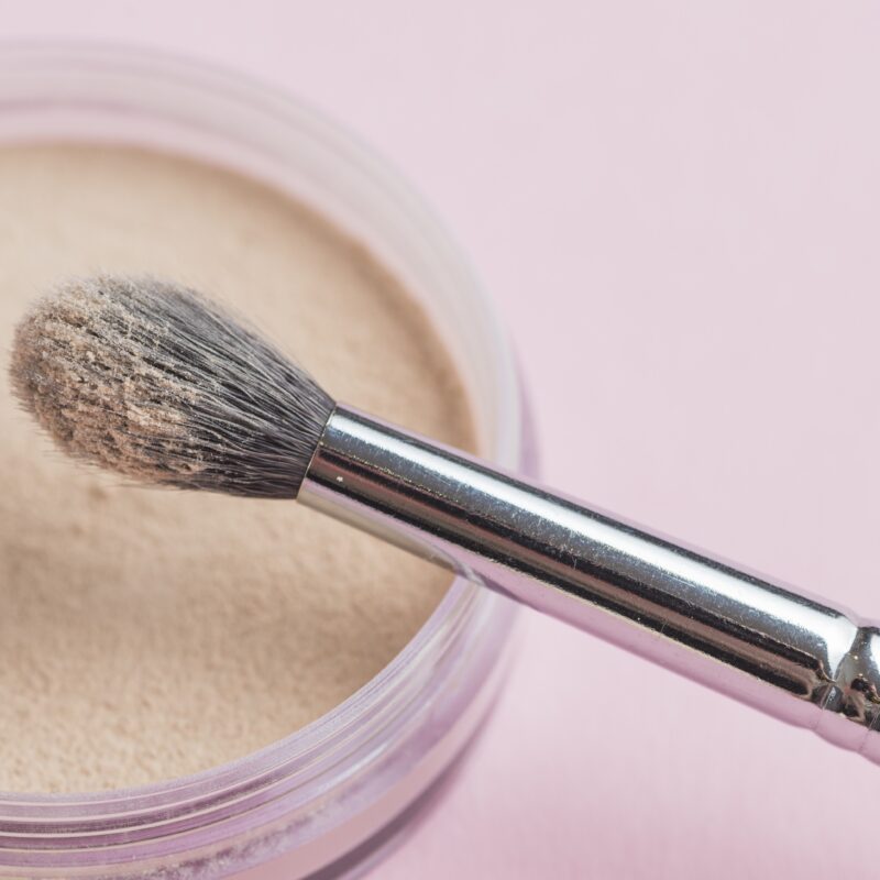 Как выбрать пудру и тональный крем, чтобы не превратиться в «блинчик» к обеду?